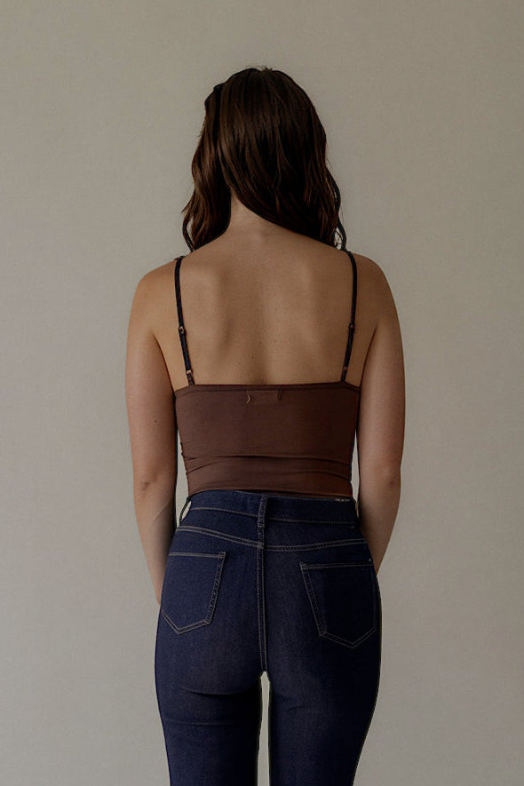 Vue de dos du body TESS marron à fines bretelles porté avec un jean