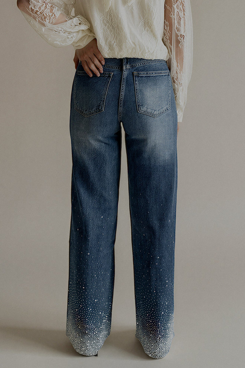 Vue de dos du jean PAIGE bleu avec strass sur le bas des jambes