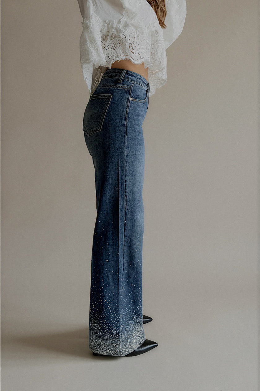 Vue de dos du jean PAIGE bleu à la coupe droite et large avec strass sur le bas des jambes