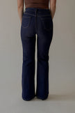 Vue de dos du jean PIPER flare en denim brut