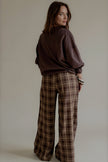 Vue de dos du pantalon PAULINE large à carreaux marron porté avec un sweat