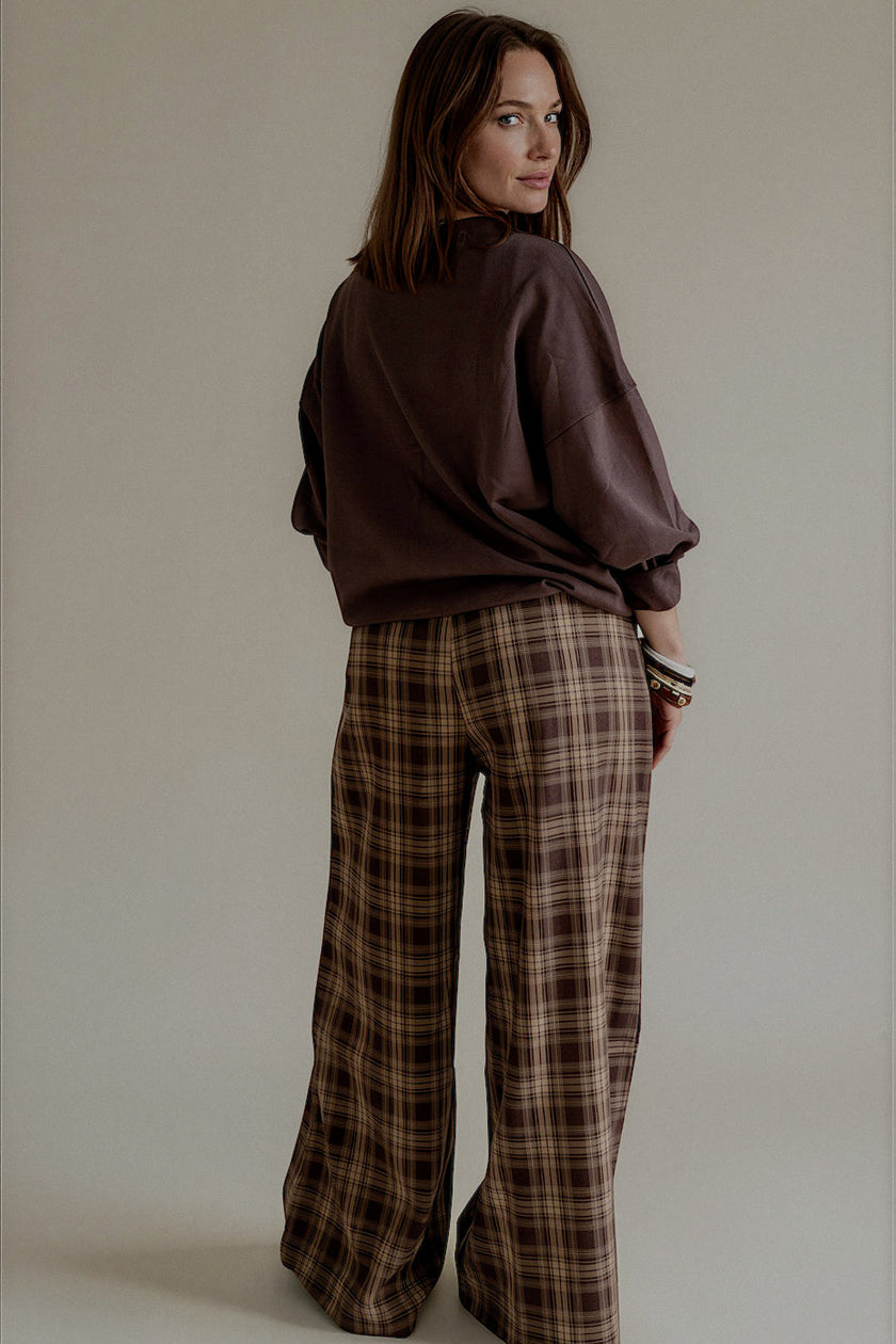 Vue de dos du pantalon PAULINE large à carreaux marron porté avec un sweat
