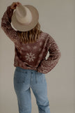 Vue de dos du pull MARNIE taupe rosé à imprimé écru
