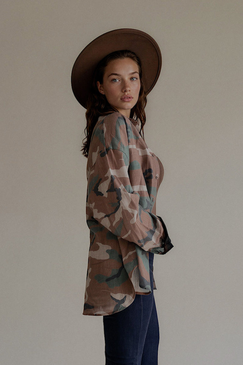 Vue de profil de la chemise CAMO ample en lin portée avec un jean brut