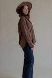Vue de profil de la chemise CLARISSE marron à col volanté

