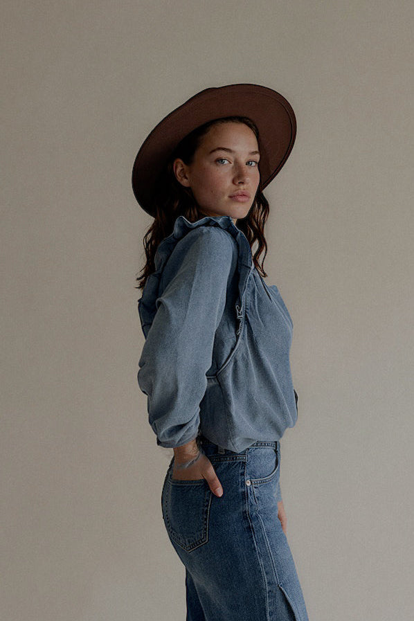 Vue de profil de la chemise CLÉO en denim bleu léger