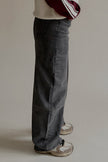 Vue de profil du jean PARKER barrel gris délavé porté avec le pull MARY