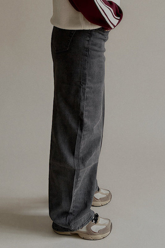 Vue de profil du jean PARKER barrel gris délavé porté avec le pull MARY