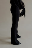 Vue de profil du pantalon PRIVA noir à la coupe ajustée et évasée