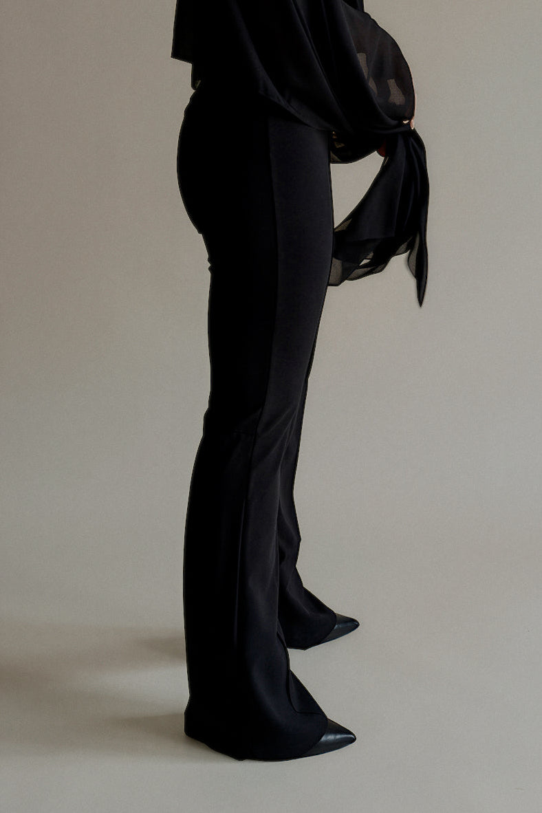 Vue de profil du pantalon PRIVA noir à la coupe ajustée et évasée