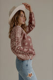 Vue de profil du pull MARNIE taupe rosé à imprimé bandana