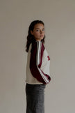 Vue de profil du pull MARY écru et bordeaux avec bandes contrastantes sur les manches