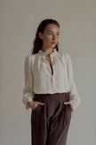 Chemise Céleste beige avec col et poignets en dentelle