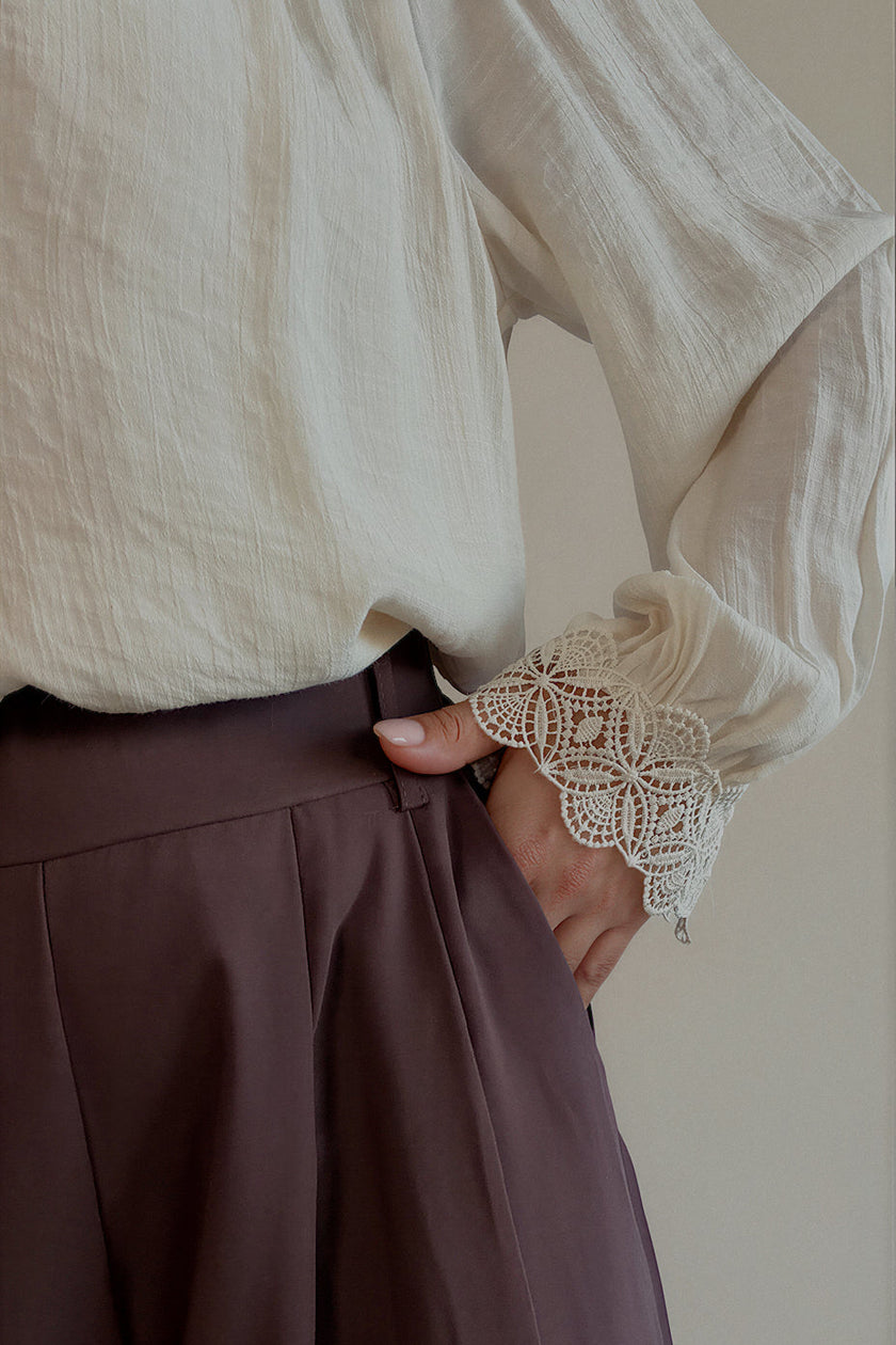 Chemise Céleste beige avec col et poignets en dentelle