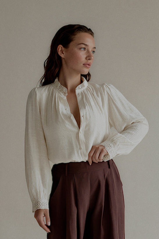 Chemise Céleste beige avec col et poignets en dentelle