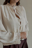 Chemise Céleste beige avec col et poignets en dentelle